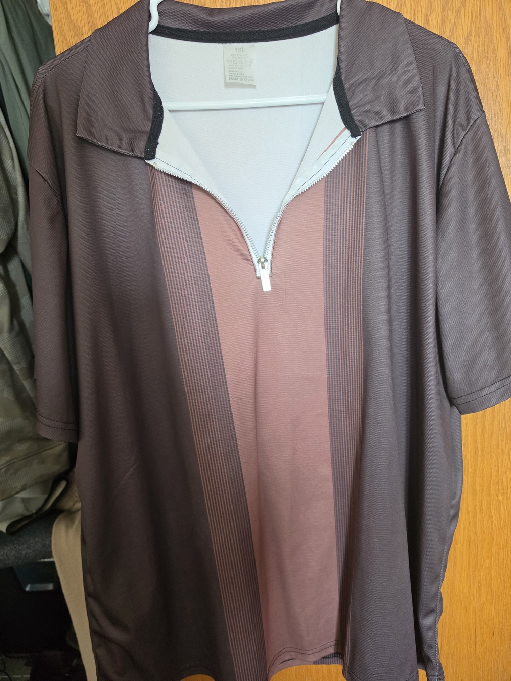 Men's Short Sleeve Zip-Front Shirt in Brown and Mauve